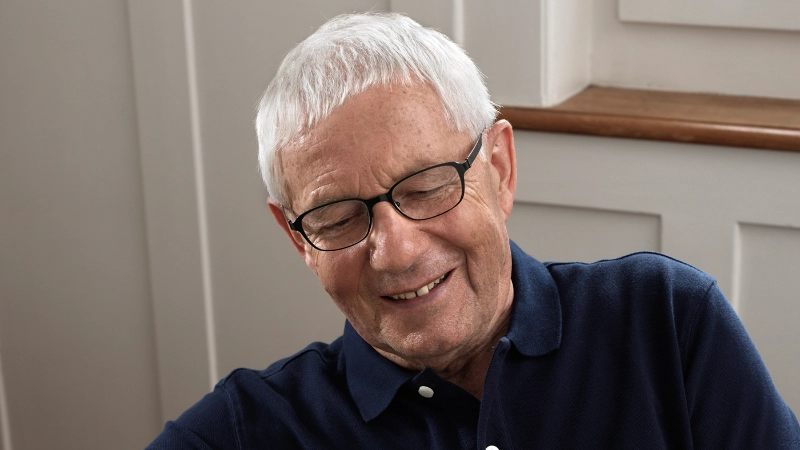 Senior Brille nachdenklich