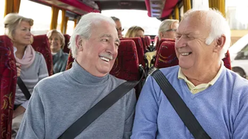 groupe de personnes dans un bus pour une excursion