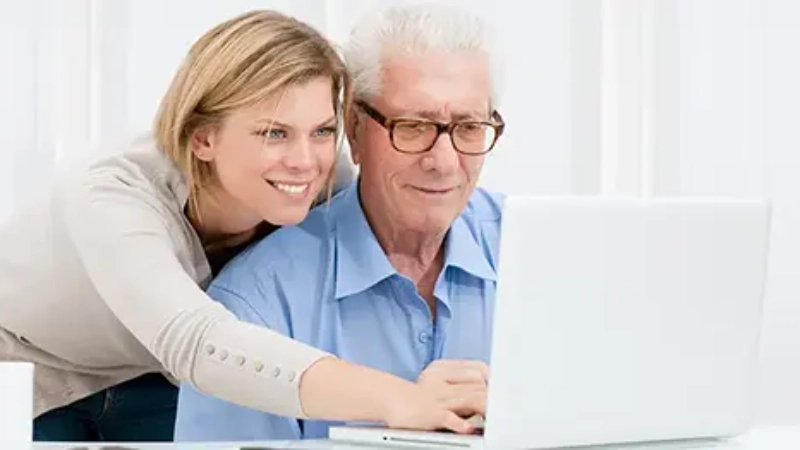 Deux personne durant un cours d'informatique individuel