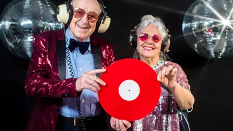 Couple de personnes âgées en DJ 