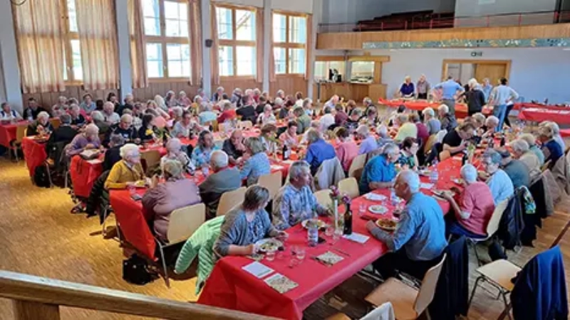 Grand groupe de personne lors d'une manifestation dans une salle des fêtes