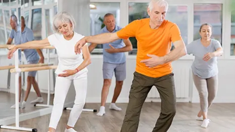 4 personnes âgées pratiquent la danse 