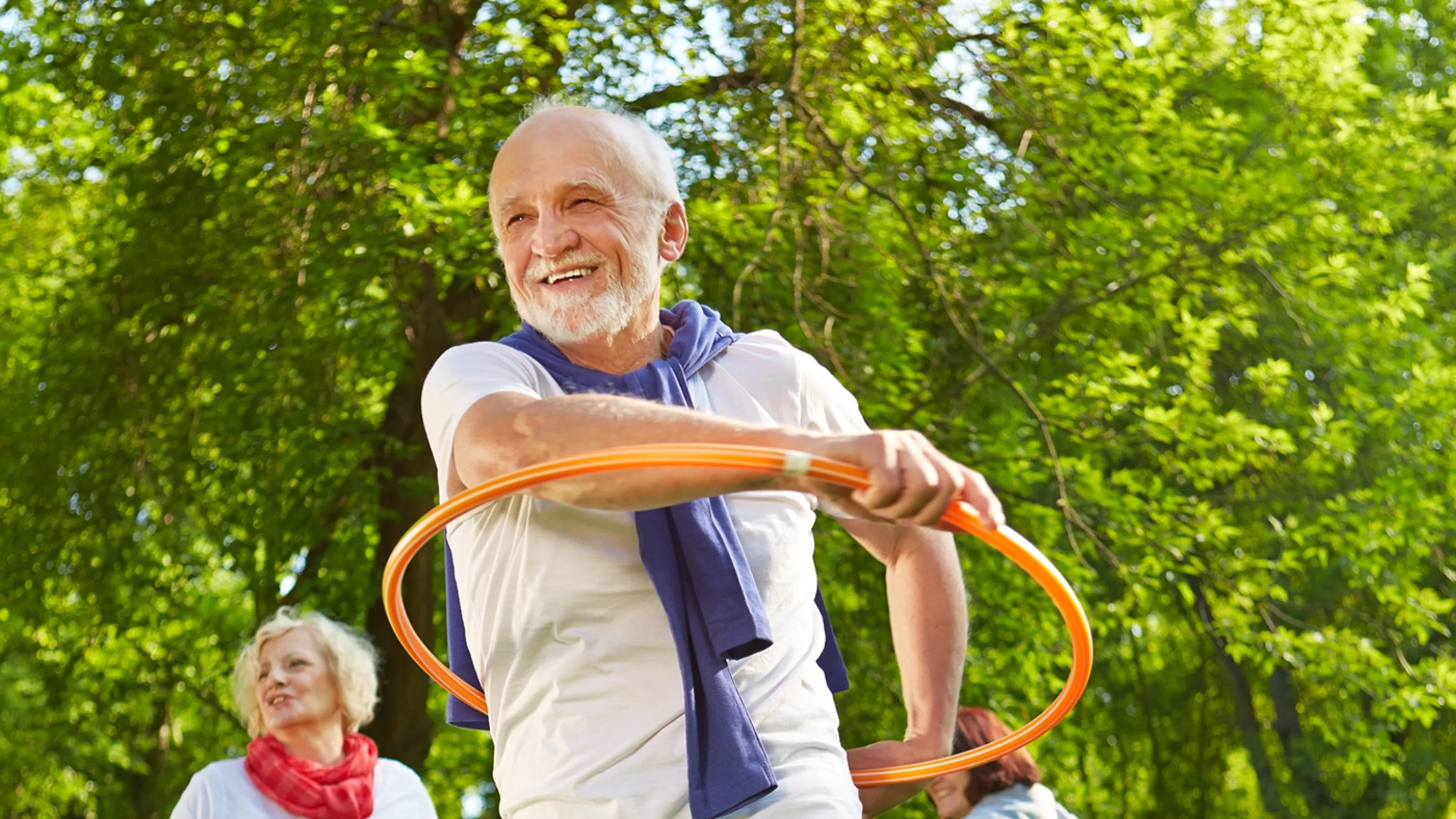 Senior faisant du sport en plein air