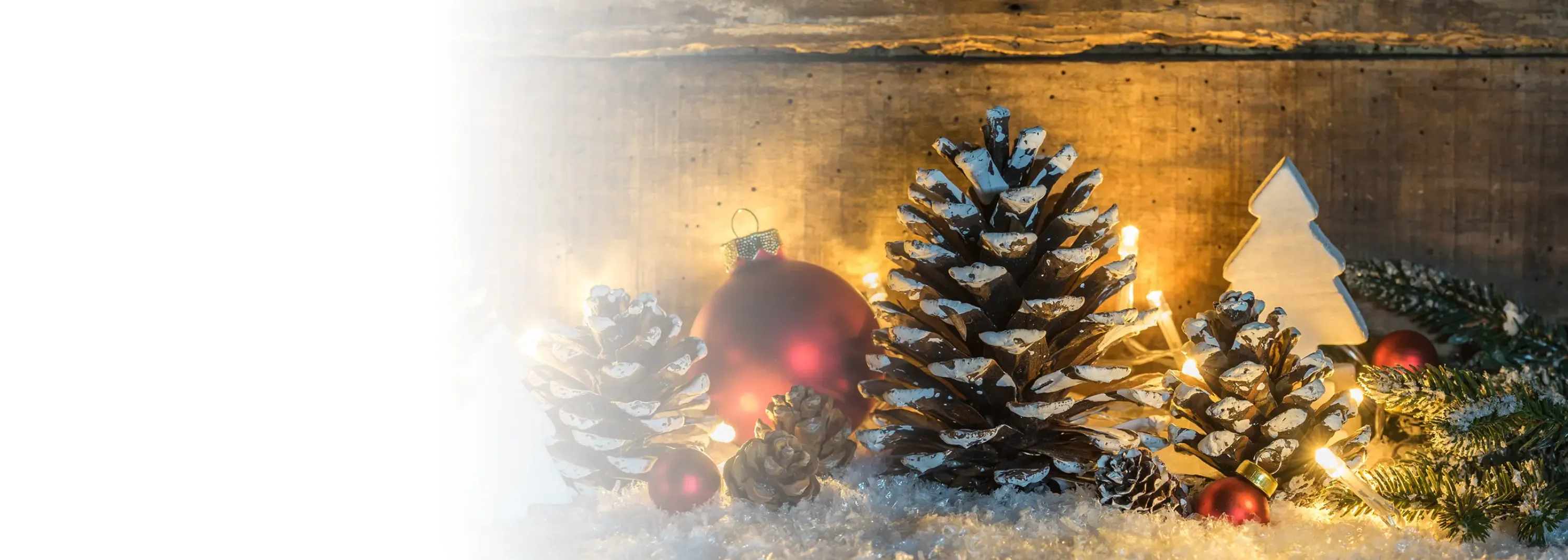 photo d'une décoration de noël avec des pommes de pins