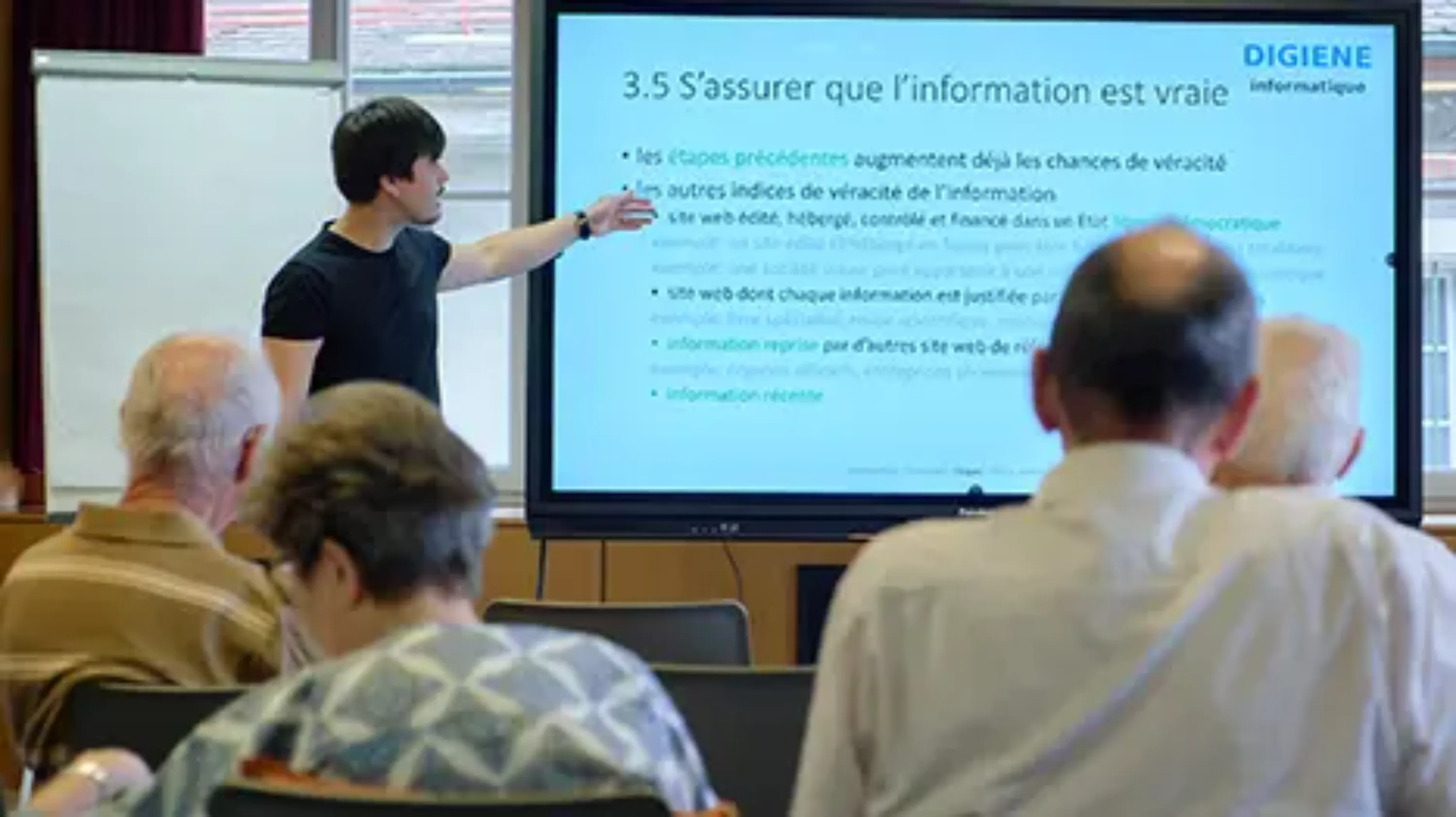 Conférencier devant un écran