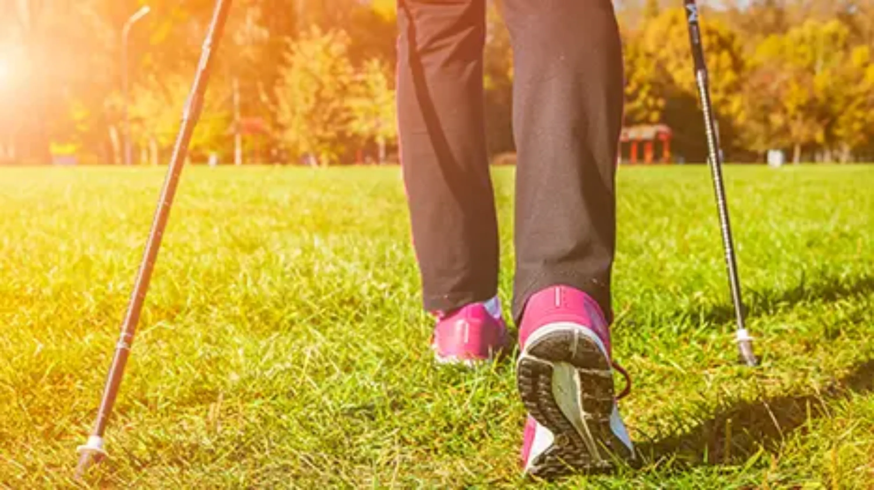 bas des jambes, pieds et bâtons d'une personnes pratiquant le nordic walking 