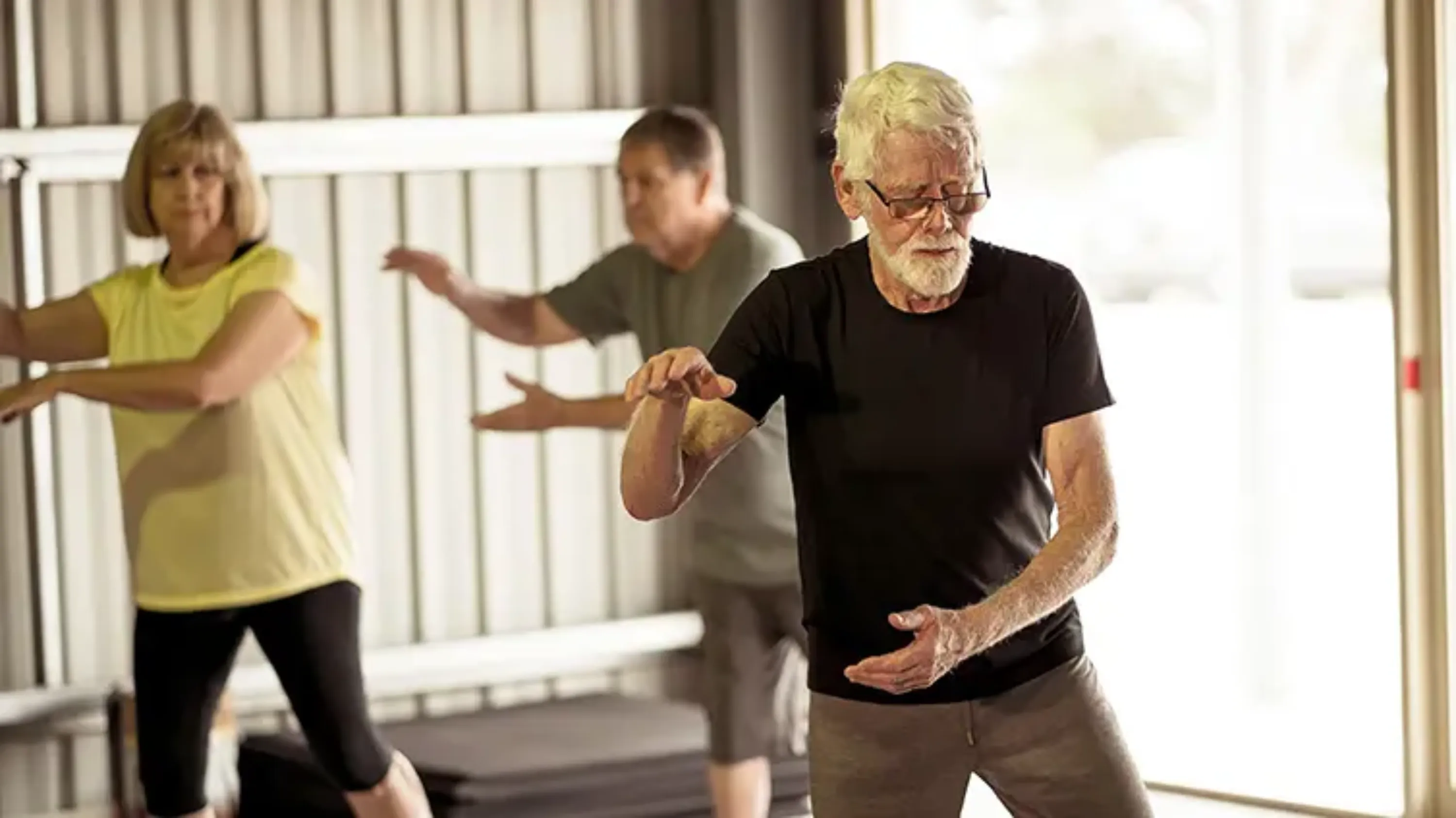 Personnes qui pratiquent le tai chi