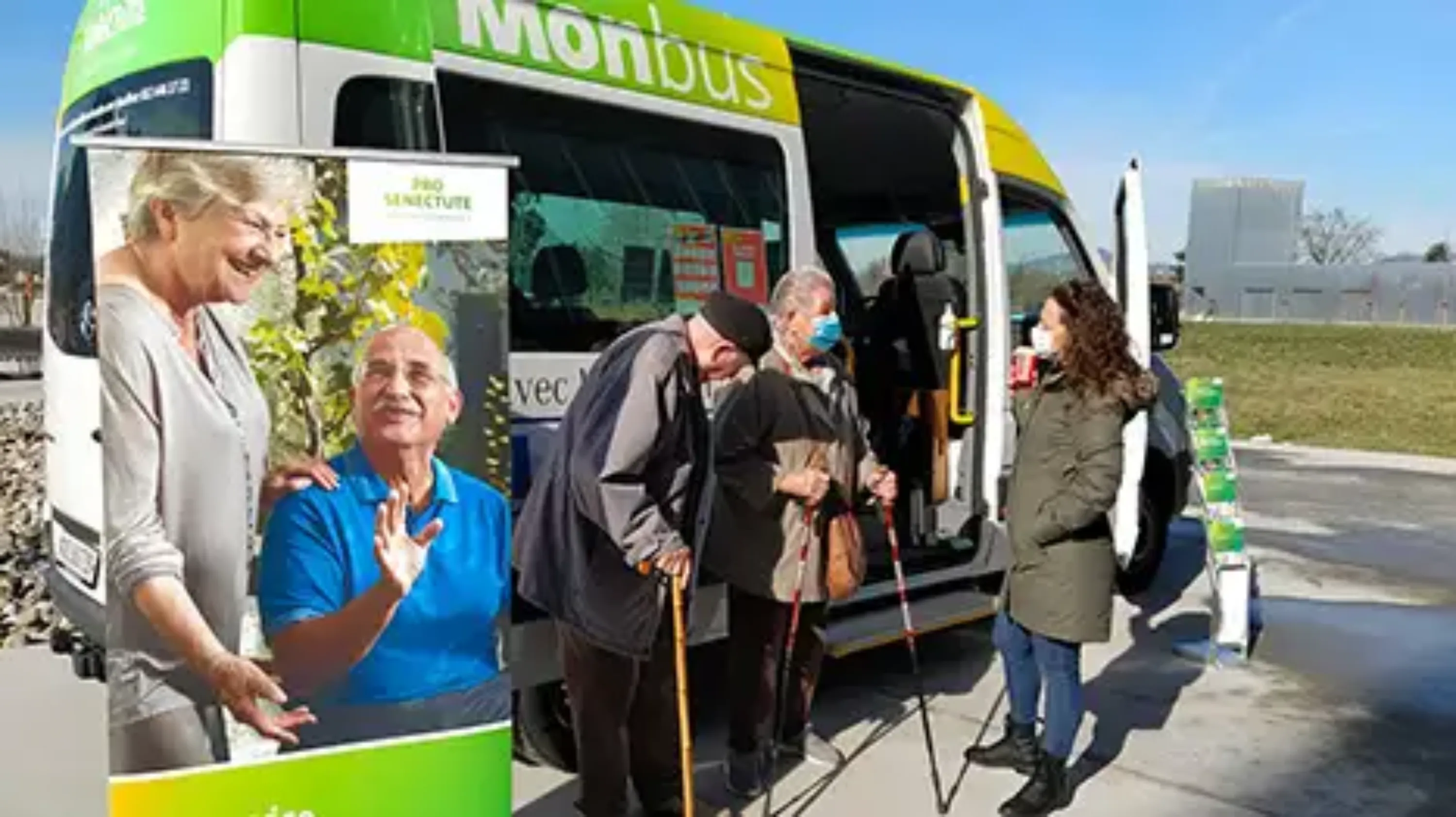Un Bus 65 de Pro Senectute Vaud avec une animatrice régionale et deux personnes âgées qui discutent