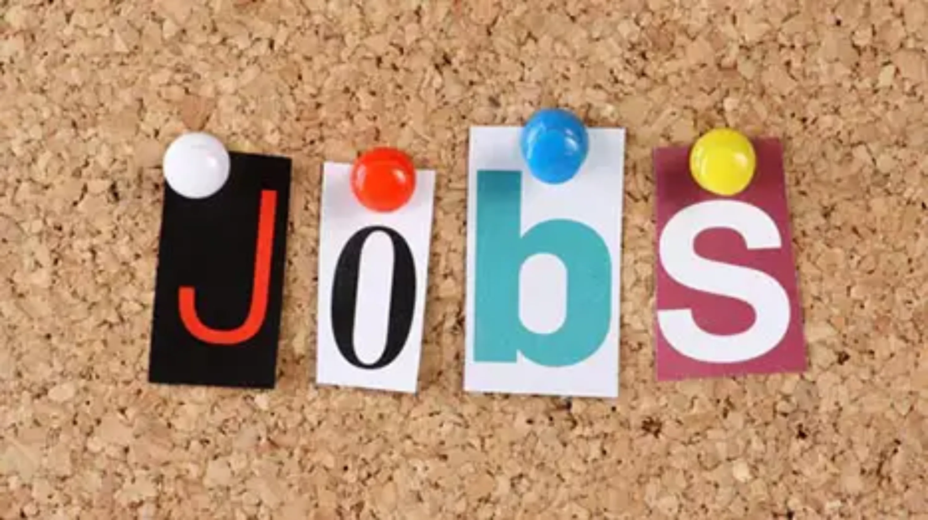 Les lettres J O B et S découpées dans des journaux et épinglées au mur pour écrire jobs