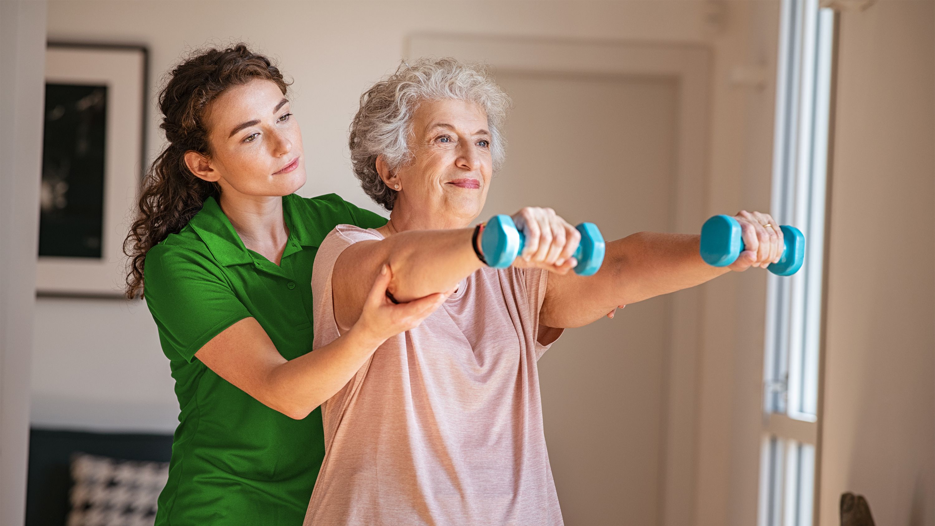 Eine Seniorin trainiert mit ihrem persönlichen DomiGym-Coach.
