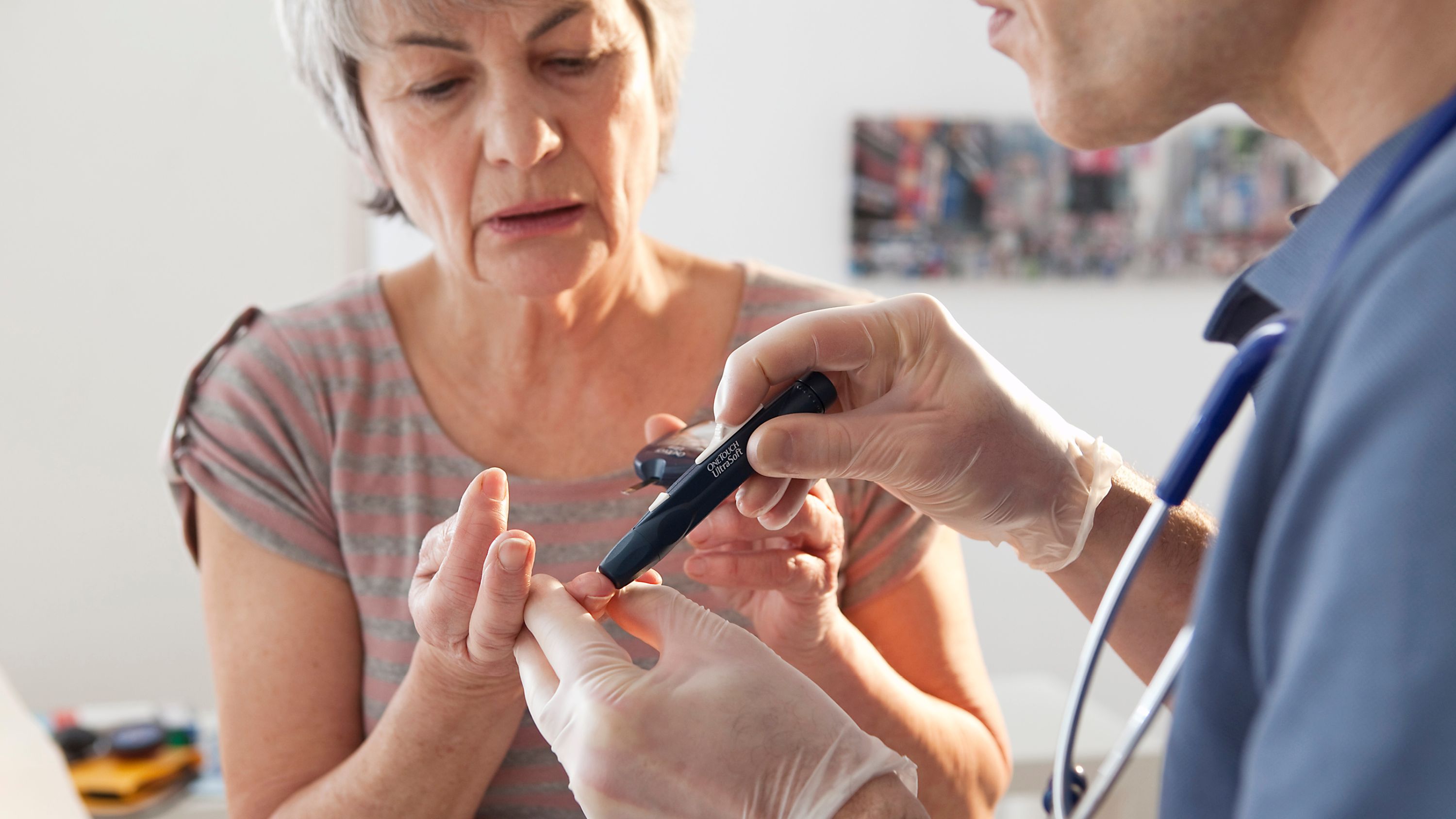 Un médecin fait une prise de sang à une patiente diabétique.