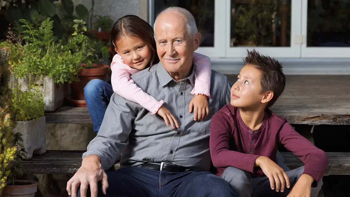 Un grand-père avec ces deux petits-enfants