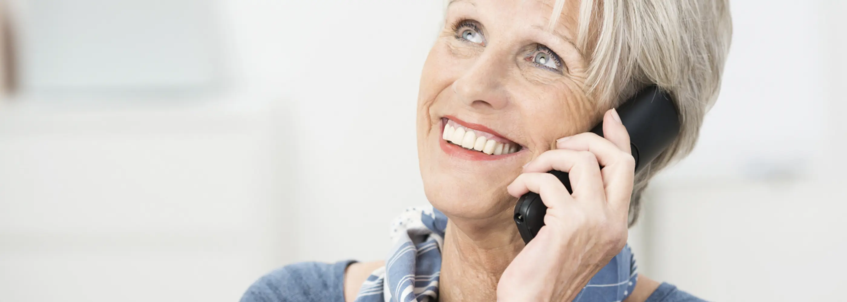 Frau am Telefon