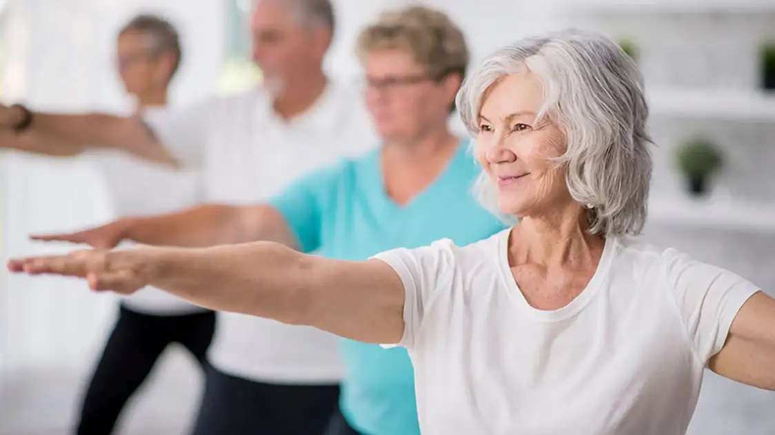 4 personnes âgées pratiquent le yoga