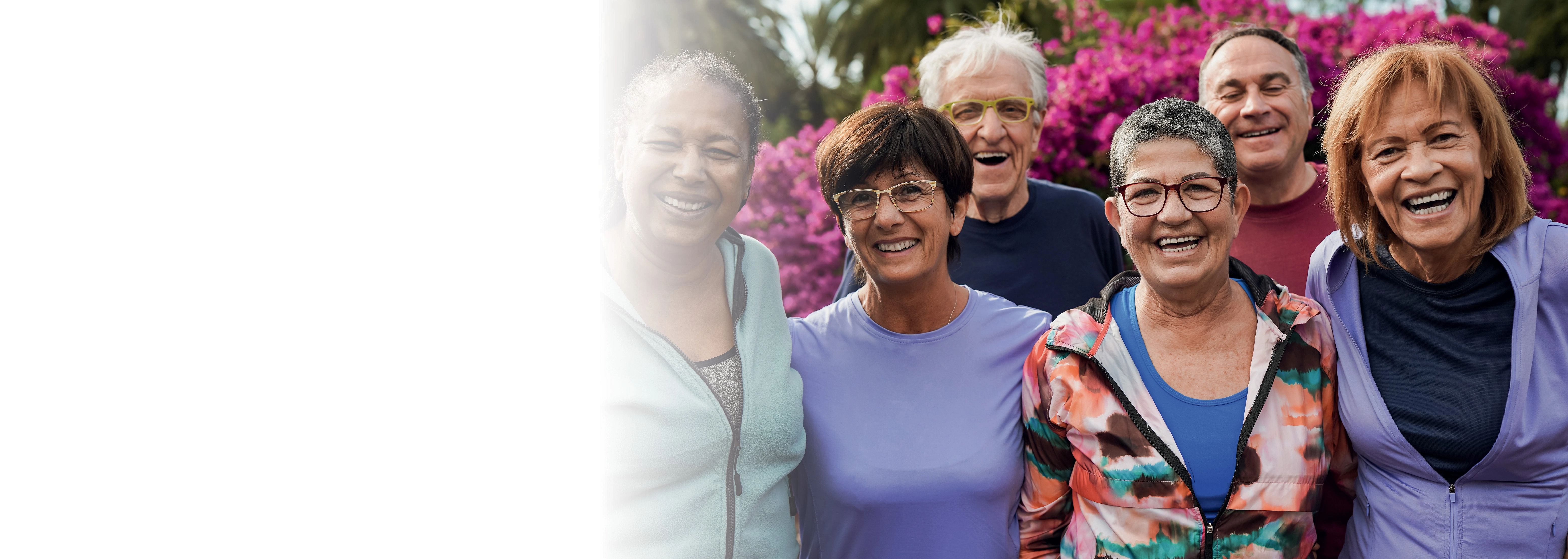 Groupe de seniors souriants