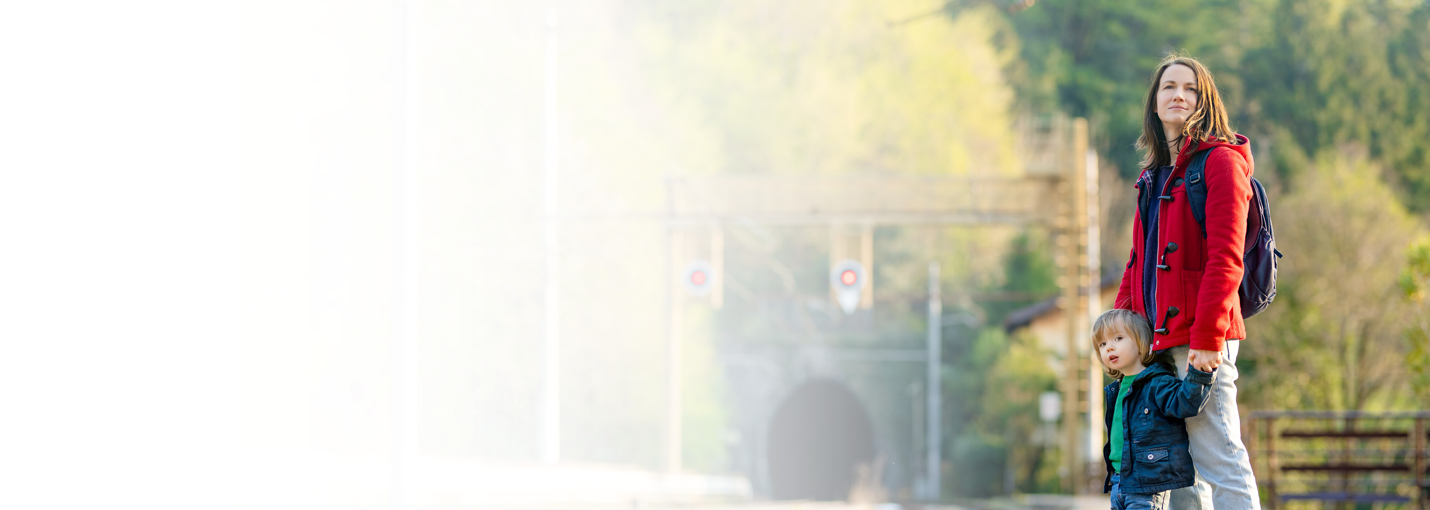 Une femme attend le train avec son fils sur le quai.